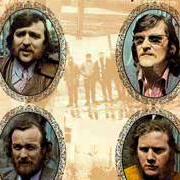 El texto musical COME OUT YE BLACK & TANS de WOLFE TONES también está presente en el álbum Let the people sing (1972)