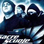 El texto musical CRONACHE DI REGIME de SACRE SCUOLE también está presente en el álbum 3 mc's al cubo (2000)