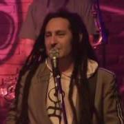 El texto musical NO ANDA de KARAMELO SANTO también está presente en el álbum El baile oficial (2009)