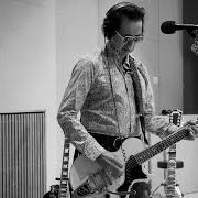 El texto musical JOHNNY VOLUME de ALEJANDRO ESCOVEDO también está presente en el álbum Burn something beautiful (2017)