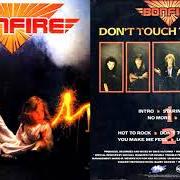 El texto musical HOT TO ROCK (MMXXIII VERSION) de BONFIRE también está presente en el álbum Don't touch the light (mmxxiii version) (2023)