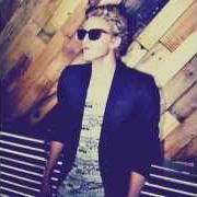 El texto musical HELLO de CODY SIMPSON también está presente en el álbum Paradise (2012)