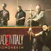 El texto musical MONKEY TOWN de BOOMDABASH también está presente en el álbum Mad
