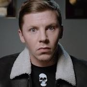 El texto musical INTO THE GROUND de PROFESSOR GREEN también está presente en el álbum At your inconvenience (2011)