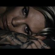 El texto musical SHE STILL MATTERS de SKYLAR GREY también está presente en el álbum Angel with tattoos (2019)
