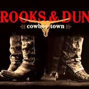 El texto musical JOHNNY CASH JUNKIE / BUCK OWENS FREAK de BROOKS & DUNN también está presente en el álbum Cowboy town (2007)