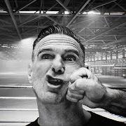 El texto musical NEVER EVER LET YOU GO de BRYAN ADAMS también está presente en el álbum Roll with the punches (2025)