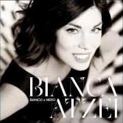 El texto musical NON E' VERO MAI de BIANCA ATZEI también está presente en el álbum Bianco e nero (2015)