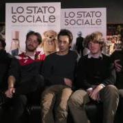 El texto musical PER QUANTO SAREMO LONTANI de LO STATO SOCIALE también está presente en el álbum Amore, lavoro e altri miti da sfatare (2017)