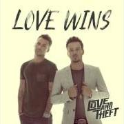 El texto musical GIRLS LOOK HOT IN TRUCKS de LOVE AND THEFT también está presente en el álbum Love and theft