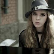 El texto musical MOVE LIKE U STOLE IT de ZZ WARD también está presente en el álbum 365 days (2013)