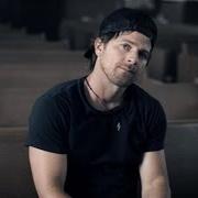 El texto musical DIRT ROAD de KIP MOORE también está presente en el álbum Dirt road (2014)