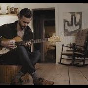 El texto musical SOMEWHERE IN THE MOUNTAINS, SOMEWHERE IN NEW YORK de THE TALLEST MAN ON EARTH también está presente en el álbum When the bird sees the solid ground (2018)