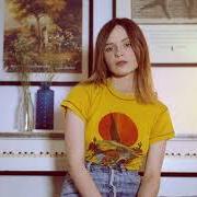 El texto musical STRANGE de GABRIELLE APLIN también está presente en el álbum Dear happy (2020)