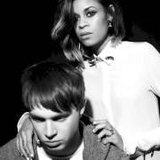 El texto musical BAD IDEA de ALUNAGEORGE también está presente en el álbum Body music (2013)