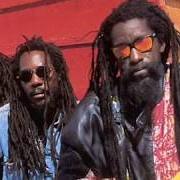 El texto musical BREAKOUT de BLACK UHURU también está presente en el álbum Iron storm (1991)