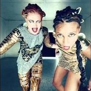 El texto musical SOMEONE WHO CAN DANCE de ICONA POP también está presente en el álbum Emergency (2016)