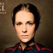 El texto musical ON POWDERED GROUND de AGNES OBEL también está presente en el álbum Philharmonics (2010)