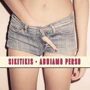 El texto musical FUORI CITTÀ de SIKITIKIS también está presente en el álbum Abbiamo perso (2015)