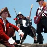 El texto musical RUM RUNNERS de SWASHBUCKLE también está presente en el álbum Crewed by the damned (2006)