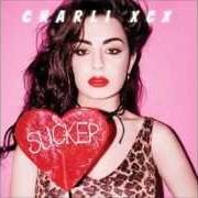 El texto musical HANGIN' AROUND de CHARLI XCX también está presente en el álbum Sucker (2014)