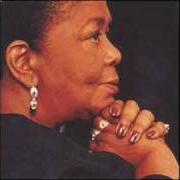 El texto musical HOMEM NA MEIO DI HOMEM de CESARIA EVORA también está presente en el álbum São vicente di longe (2001)