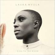 El texto musical LIKE THE MORNING DEW de LAURA MVULA también está presente en el álbum Sing to the moon (2013)