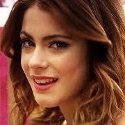 El texto musical JUNTO A TI de LODOVICA COMMELLO E MARTINA STOESSEL también está presente en el álbum Violetta