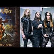 El texto musical TRAPPED BEHIND de CRYSTAL VIPER también está presente en el álbum Queen of the witches (2017)