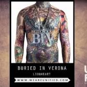 El texto musical COULDN'T GIVE 34 FUCKS de BURIED IN VERONA también está presente en el álbum Notorious (2012)