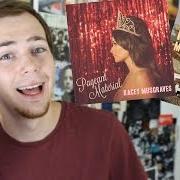 El texto musical MERRY GO 'ROUND de KACEY MUSGRAVES también está presente en el álbum Same trailer different park (2013)