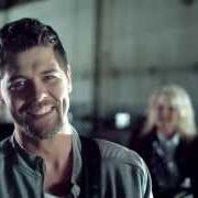 El texto musical GOD'S UP TO SOMETHING de JASON CRABB también está presente en el álbum Love is stronger (2013)