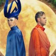 El texto musical WALKING ON A DREAM de EMPIRE OF THE SUN también está presente en el álbum Two vines (2016)