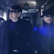 El texto musical ROLL ME de CHEAP TRICK también está presente en el álbum Bang, zoom, crazy... hello (2016)