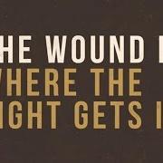 El texto musical THE WOUND IS WHERE THE LIGHT GETS IN de JASON GRAY también está presente en el álbum Where the light gets in (2016)