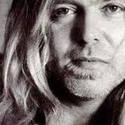 El texto musical THORN AND A WILD ROSE de GREGG ALLMAN también está presente en el álbum Just before the bullets fly