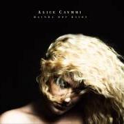 El texto musical MEU MUNDO CAIU de ALICE CAYMMI también está presente en el álbum Rainha dos raios (2014)
