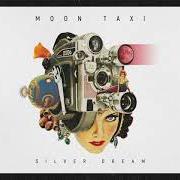 El texto musical HOMETOWN HEROES de MOON TAXI también está presente en el álbum Silver dream (2021)
