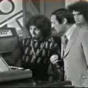 El texto musical SENTIMENTALMENTE de P.F.M. (PREMIATA FORNERIA MARCONI) también está presente en el álbum Pfm? pfm! (1982)