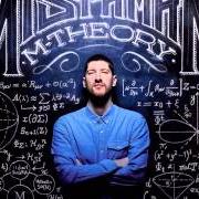 El texto musical SI SALVI CHI PUÒ de MISTAMAN también está presente en el álbum M-theory (2014)