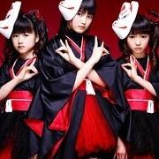 El texto musical MEGITSUNE de BABYMETAL también está presente en el álbum Babymetal (2014)