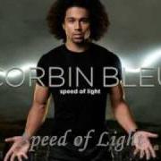 El texto musical CLOSE de CORBIN BLEU también está presente en el álbum Speed of light (2009)