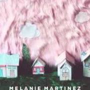El texto musical DEAD TO ME de MELANIE MARTINEZ también está presente en el álbum Dollhouse (2014)