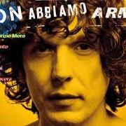 El texto musical MOLTO BENE MOLTO MALE de ERMAL META también está presente en el álbum Non abbiamo armi (2018)