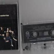 El texto musical WALTZING BACK de THE CRANBERRIES también está presente en el álbum Everybody else is doing it so, so why can't we? (1993)