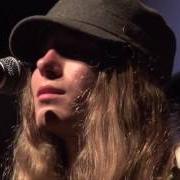 El texto musical SHORT TEMPER de SAWYER FREDERICKS también está presente en el álbum Out my window (2013)