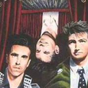 El texto musical LOVE THIS LIFE de CROWDED HOUSE también está presente en el álbum Temple of low men (1988)