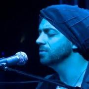 El texto musical HA'YAD HA'CHAMA (THE WARM HAND) de IDAN RAICHEL también está presente en el álbum At the edge of the beginning (2016)