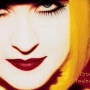 El texto musical HOLE IN MY HEART (ALL THE WAY TO CHINA) de CYNDI LAUPER también está presente en el álbum Twelve deadly cyns... and then some (1995)