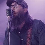 El texto musical LIFT YOUR HEAD WEARY SINNER (CHAINS) de CROWDER también está presente en el álbum Neon steeple (2014)